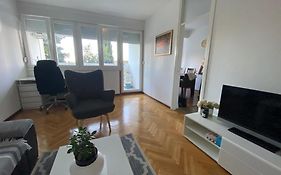 2 Bedroom Apartment/Parking/Market